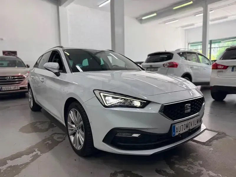 Usado Seat Leon Style 150 CV (110 kW) 2023 Blanco Familiar