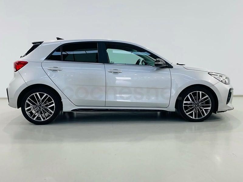 Usado Kia Rio GT-Line 120 CV (88 kW) 2020 Gris / plata Berlina