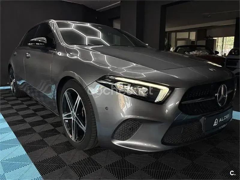 Usado Mercedes A180 109 CV (80 kW) 2019 Gris / plata Berlina