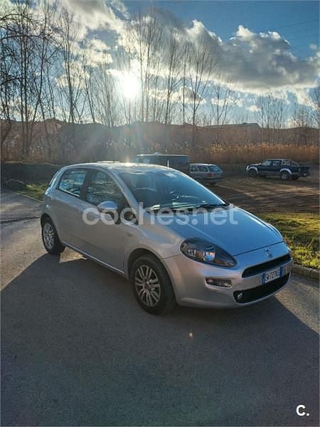 Usado Fiat Punto Lounge 77 CV (56 kW) 2014 Gris / plata Berlina
