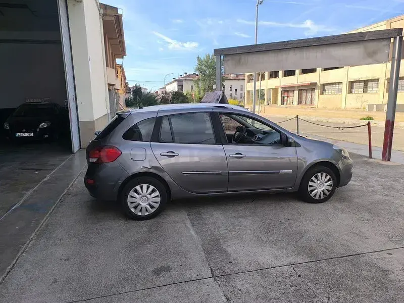 Usado Renault Clio 75 CV (55 kW) 2010 Gris / plata Familiar