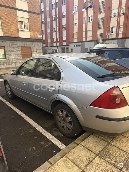 Usado Ford Mondeo Trend 130 CV (95 kW) 2005 Gris / plata Berlina