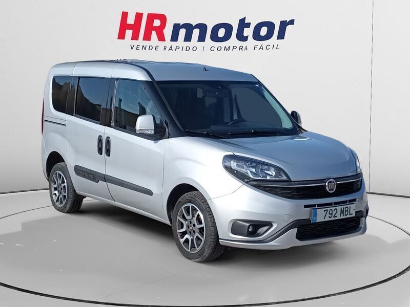 Gris Usado 2022 Fiat Doblò Trekking Monovolumen | 18.610 € (Un poco caro) - Imagen 1/4