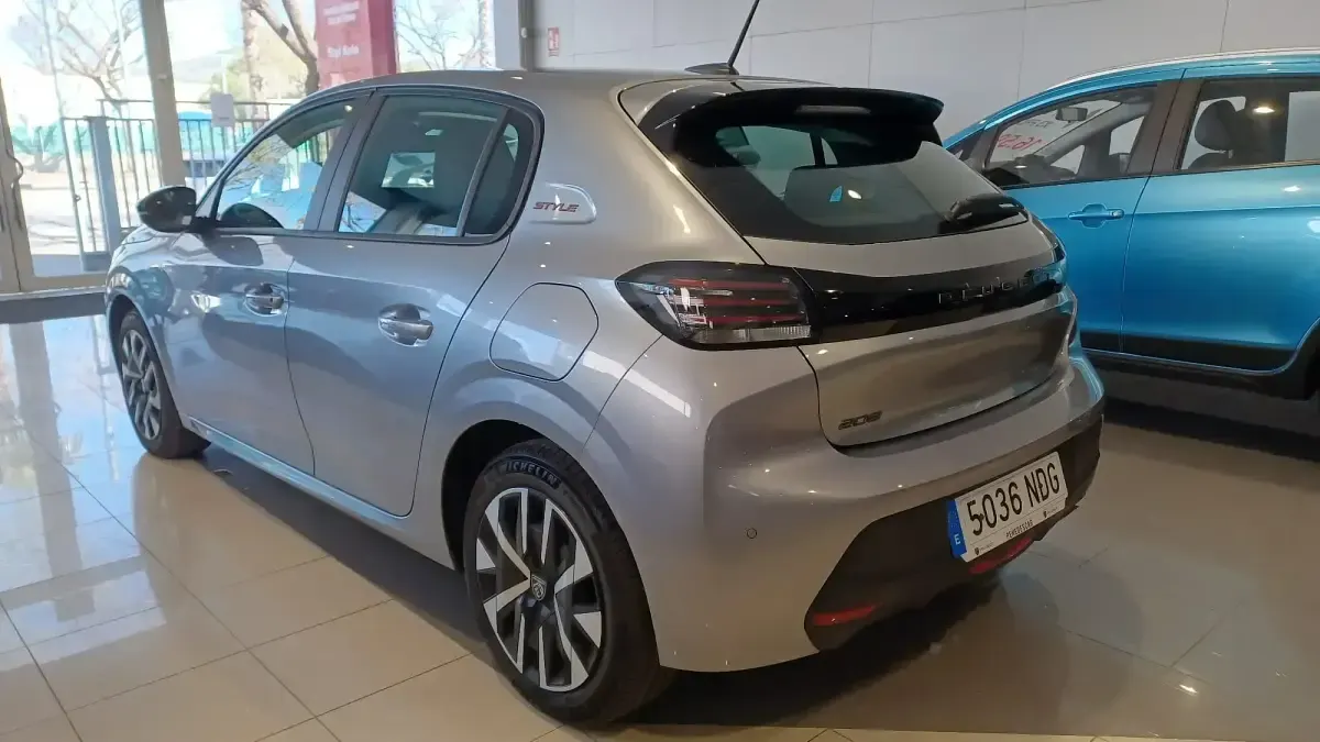 Usado Peugeot 208 Style 100 CV (73 kW) 2025 Gris Utilitario
