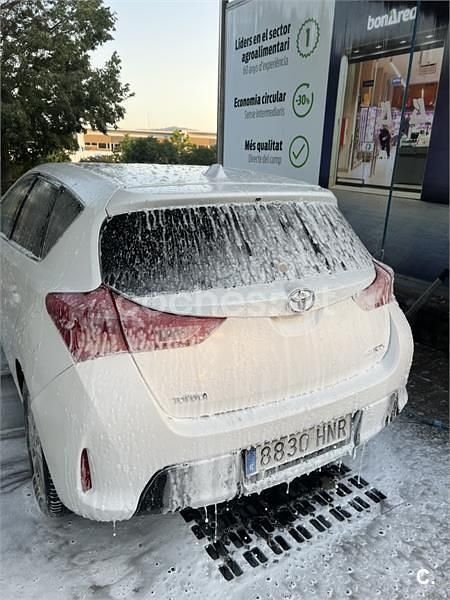 Usado Toyota Auris Active 90 CV (66 kW) 2013 Blanco Berlina