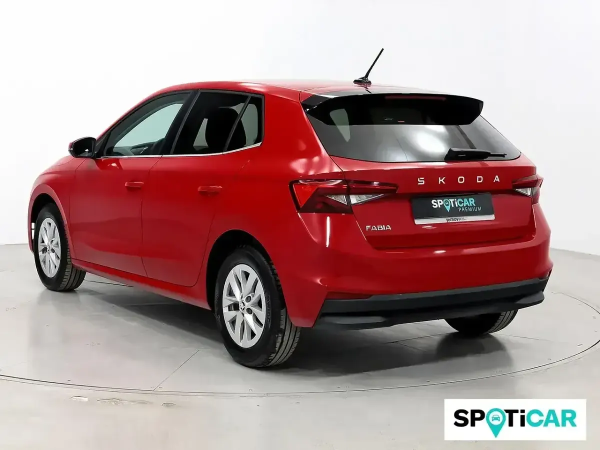 Usado Skoda Fabia Selection 95 CV (69 kW) 2024 Rojo Utilitario