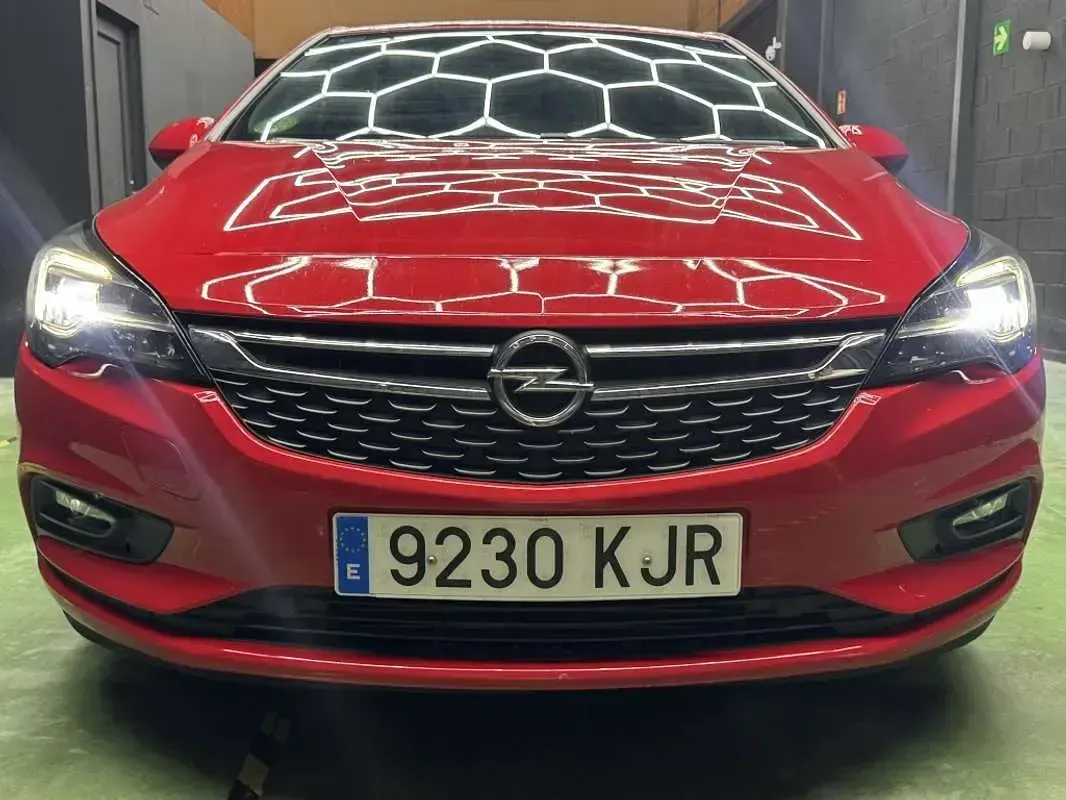 Usado Opel Astra Dynamic 136 CV (100 kW) 2018 Rojo Utilitario