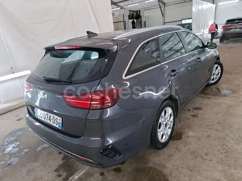 Usado Kia Ceed GT 136 CV (100 kW) 2023 Gris / plata Berlina