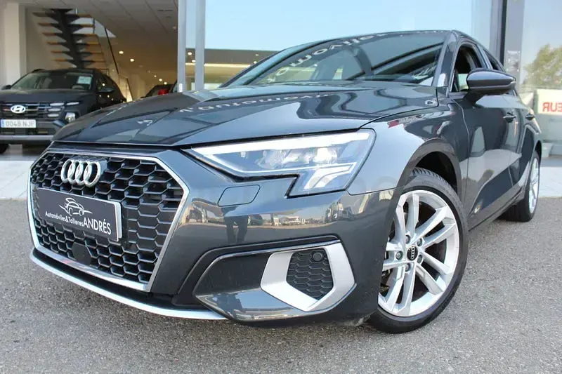 Usado Audi A3 Advanced Plus 110 CV (80 kW) 2022 Gris / plata Berlina