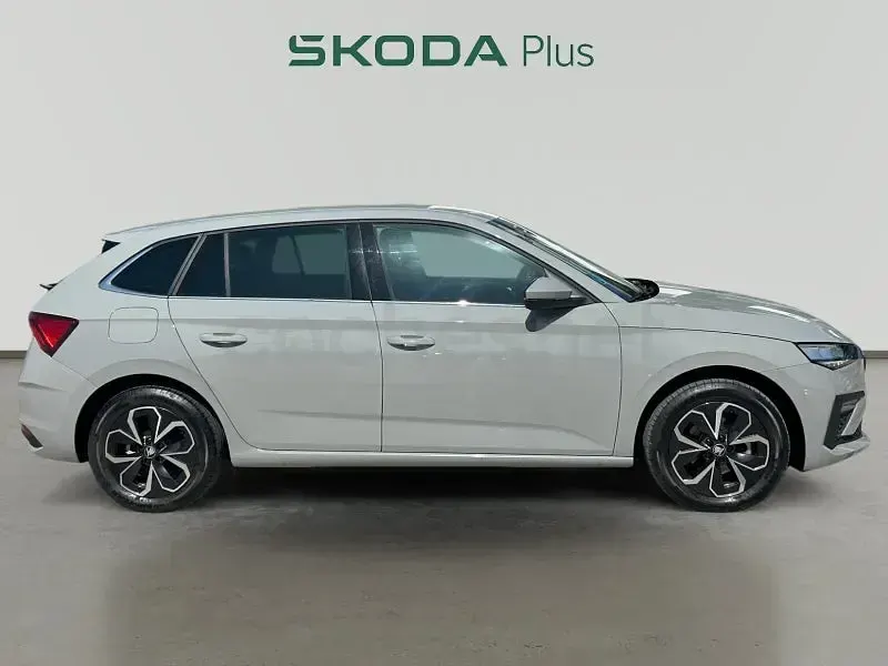 Usado Skoda Scala Selection 115 CV (84 kW) 2025 Gris / plata Utilitario