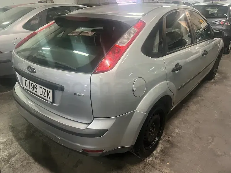Usado Ford Focus Ghia 115 CV (84 kW) 2006 Gris / plata Berlina