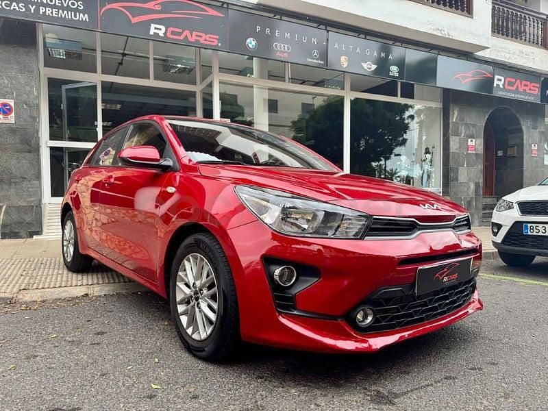 Usado Kia Rio 84 CV (61 kW) 2023 Rojo Berlina