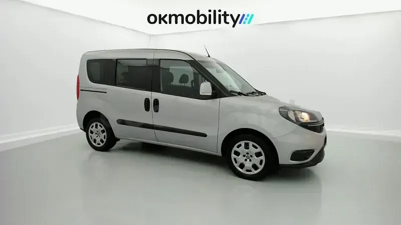 Usado Fiat Doblò Lounge 120 CV (88 kW) 2023 Gris / plata Monovolumen