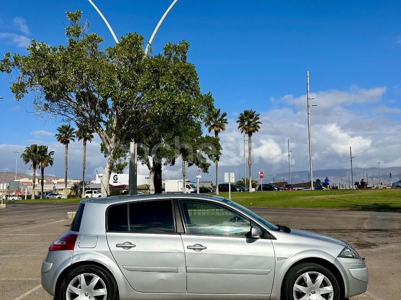 Usado Renault Mégane II Dynamique 130 CV (95 kW) 2008 Gris / plata Berlina