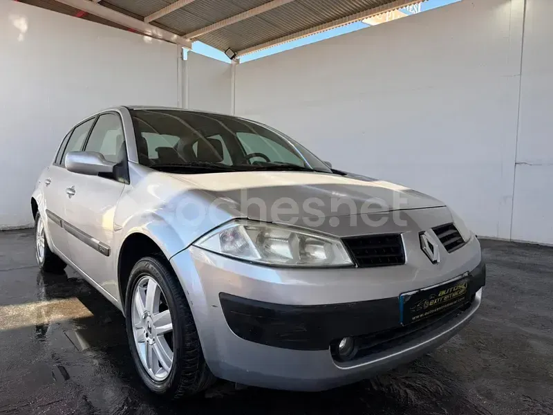 Usado Renault Mégane Authentique 80 CV (58 kW) 2005 Gris / plata Berlina