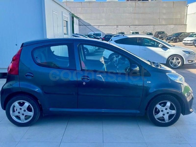 Usado Peugeot 107 54 CV (39 kW) 2009 Gris / plata Utilitario