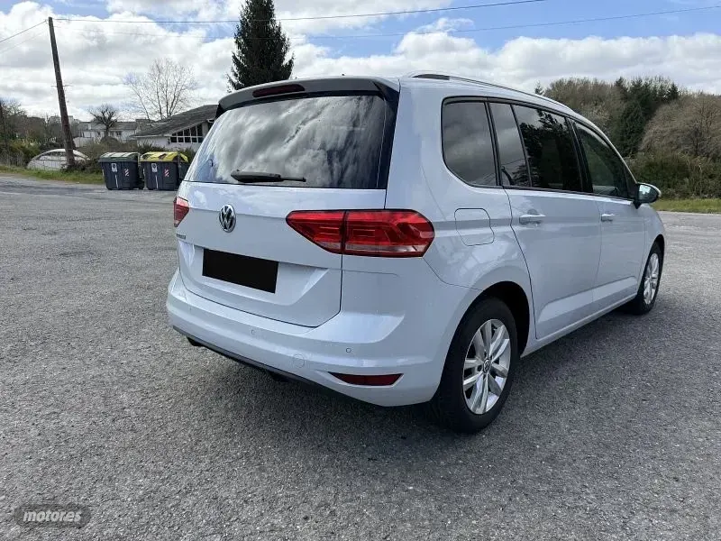 Usado VW Touran Advance 115 CV (84 kW) 2019 Gris claro Monovolumen