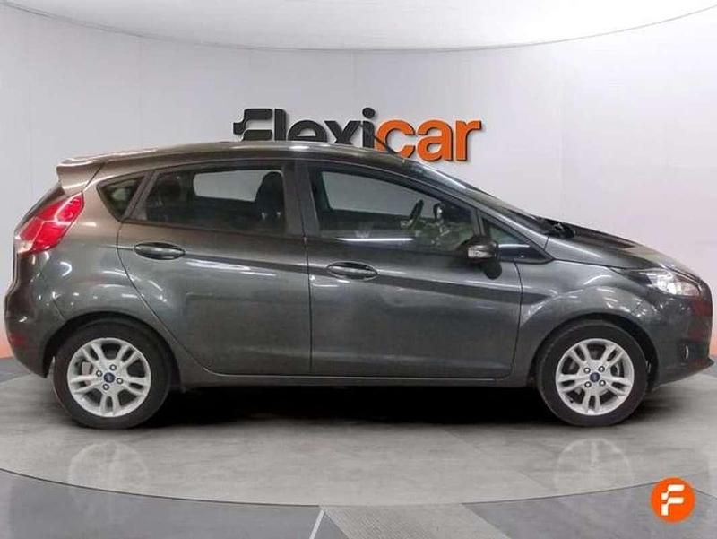 Usado Ford Fiesta Trend 86 CV (63 kW) 2017 Gris Utilitario