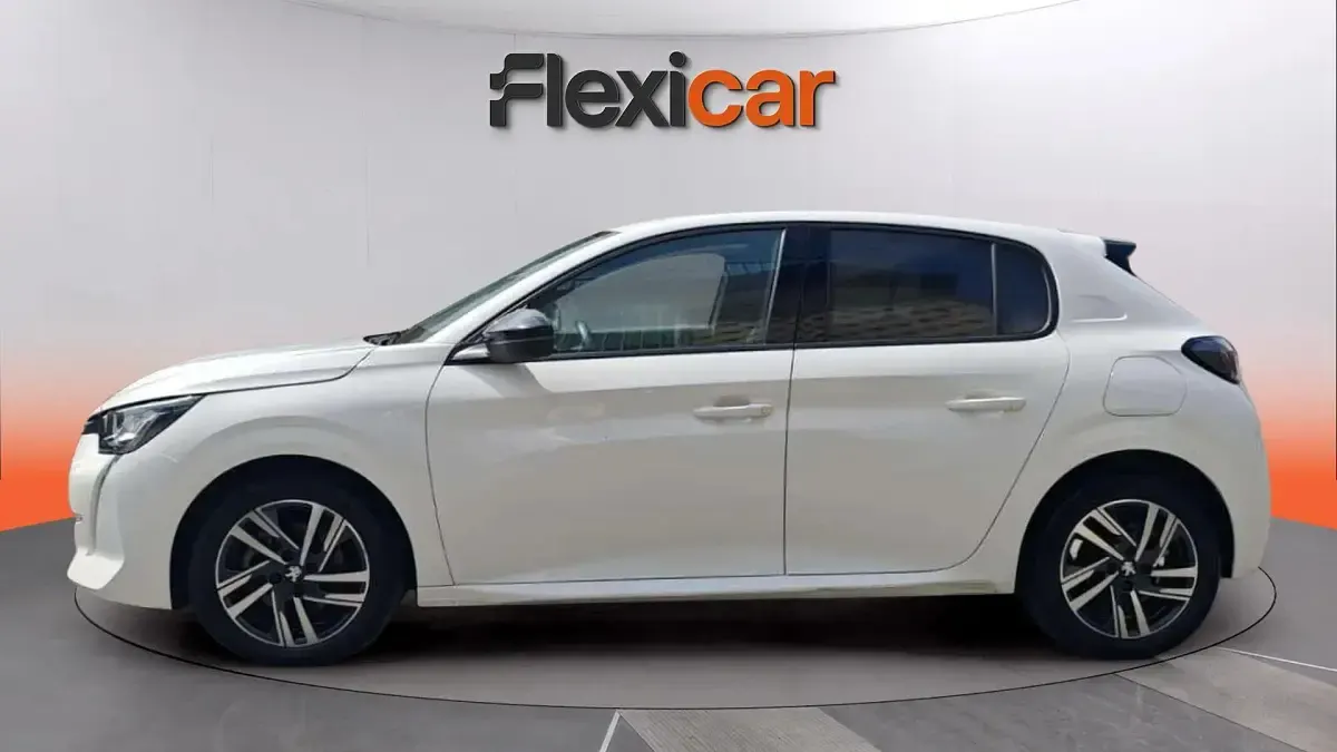 Usado Peugeot 208 Allure 101 CV (74 kW) 2023 Blanco Utilitario