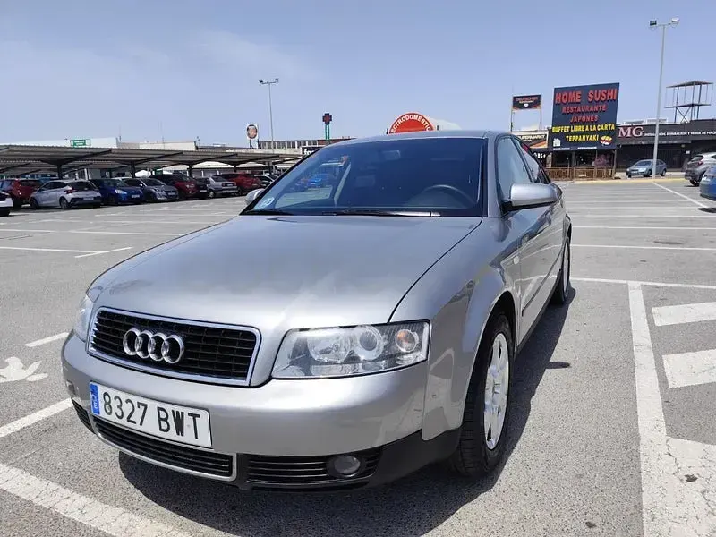 Usado Audi A4 Premium 150 CV (110 kW) 2002 Gris / plata Berlina