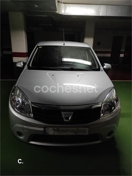 Gris / plata Usado 2010 Dacia Sandero Lauréate Utilitario | 3900 € (Buen precio) - Imagen 1/4