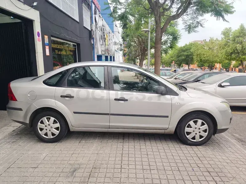 Usado Ford Focus Trend 100 CV (73 kW) 2006 Gris / plata Berlina