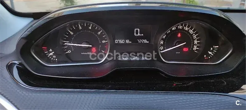 Usado Peugeot 208 Style 82 CV (60 kW) 2017 Granate Utilitario