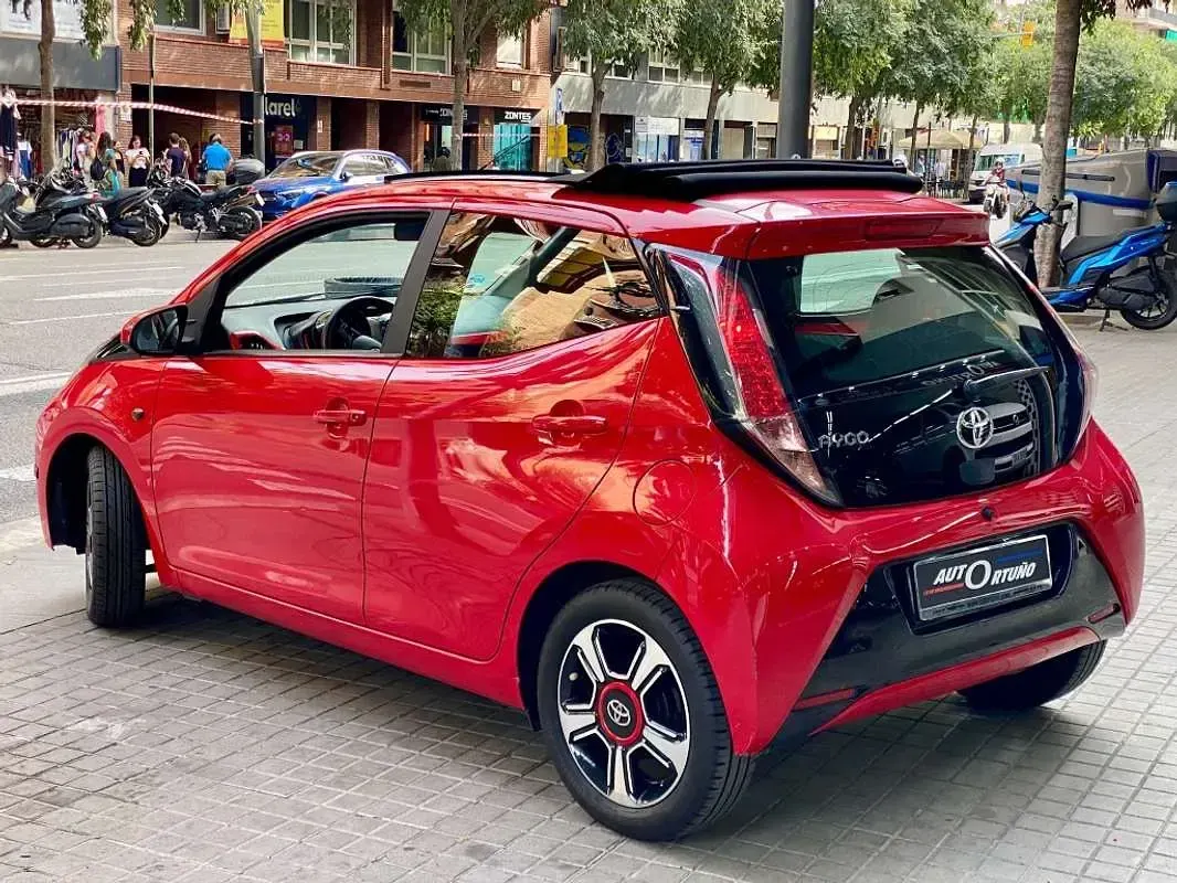 Usado Toyota Aygo x-sky 69 CV (50 kW) 2018 Rojo Utilitario