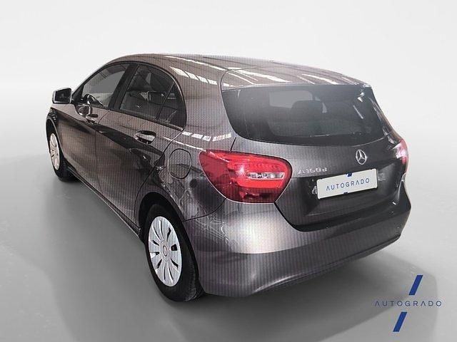 Usado Mercedes A180 109 CV (80 kW) 2017 Gris Utilitario