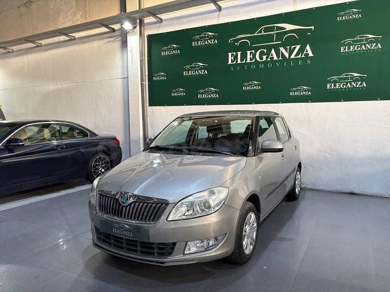Usado Skoda Fabia Elegance 105 CV (77 kW) 2012 Gris / plata Berlina