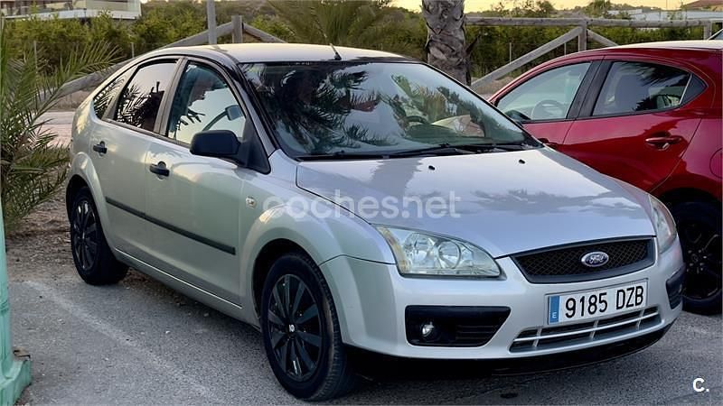 Gris / plata Usado 2006 Ford Focus Trend Berlina | 2700 € (Precio justo) - Imagen 1/4