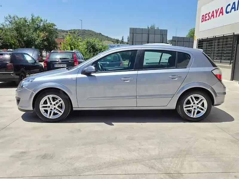 Usado Opel Astra Sport 105 CV (77 kW) 2006 Gris / plata Berlina