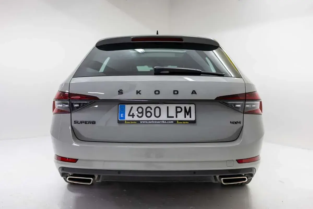 Usado Skoda Superb SportLine 280 CV (205 kW) 2021 Gris Familiar