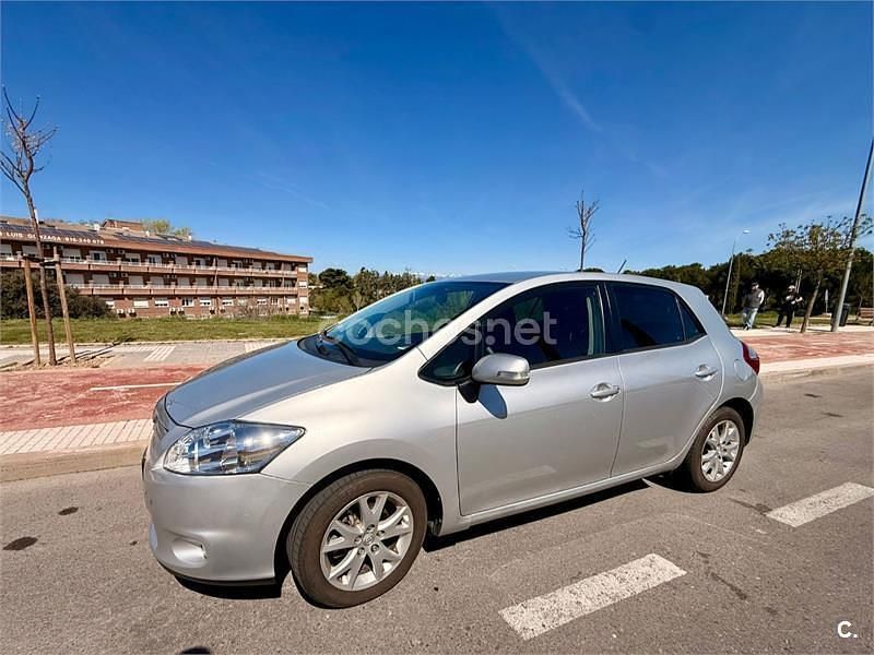 Usado Toyota Auris Edition 132 CV (97 kW) 2011 Gris / plata Utilitario