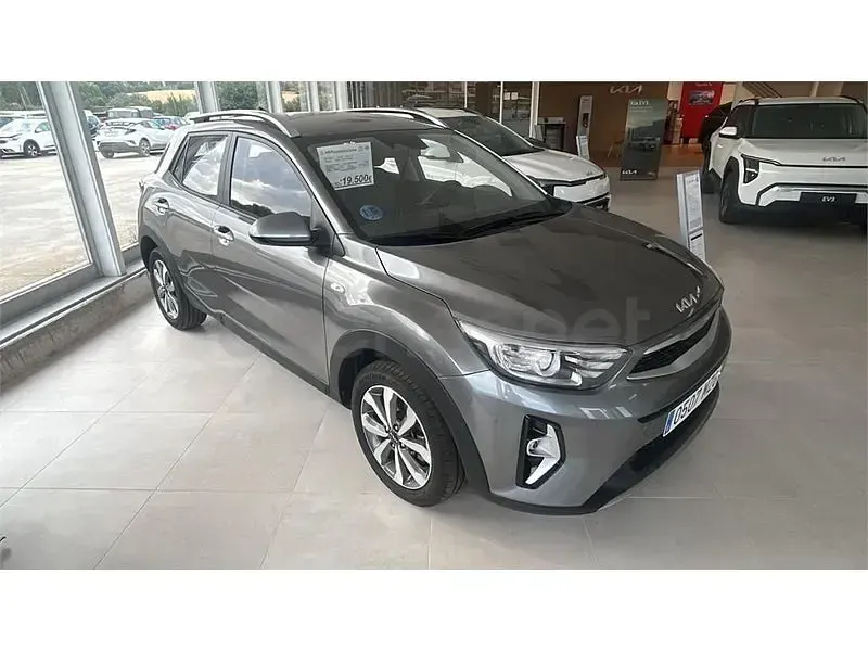 Usado Kia Stonic 100 CV (73 kW) 2025 Gris / plata SUV