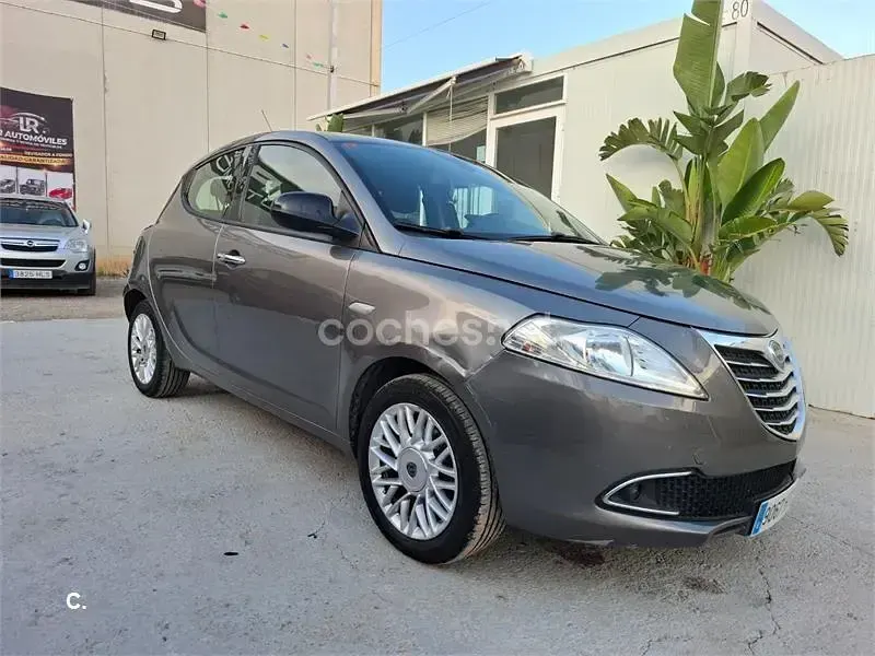 Usado Lancia Ypsilon Platinum 95 CV (69 kW) 2013 Gris / plata Utilitario