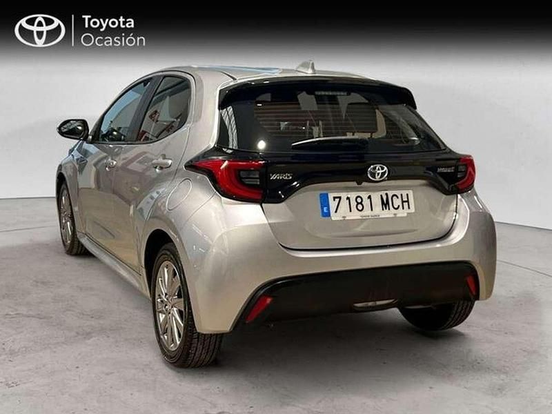 Usado Toyota Yaris Hybrid Active 116 CV (85 kW) 2022 Gris Berlina