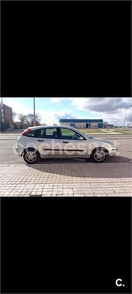 Usado Ford Focus Trend 100 CV (73 kW) 2003 Gris / plata Berlina