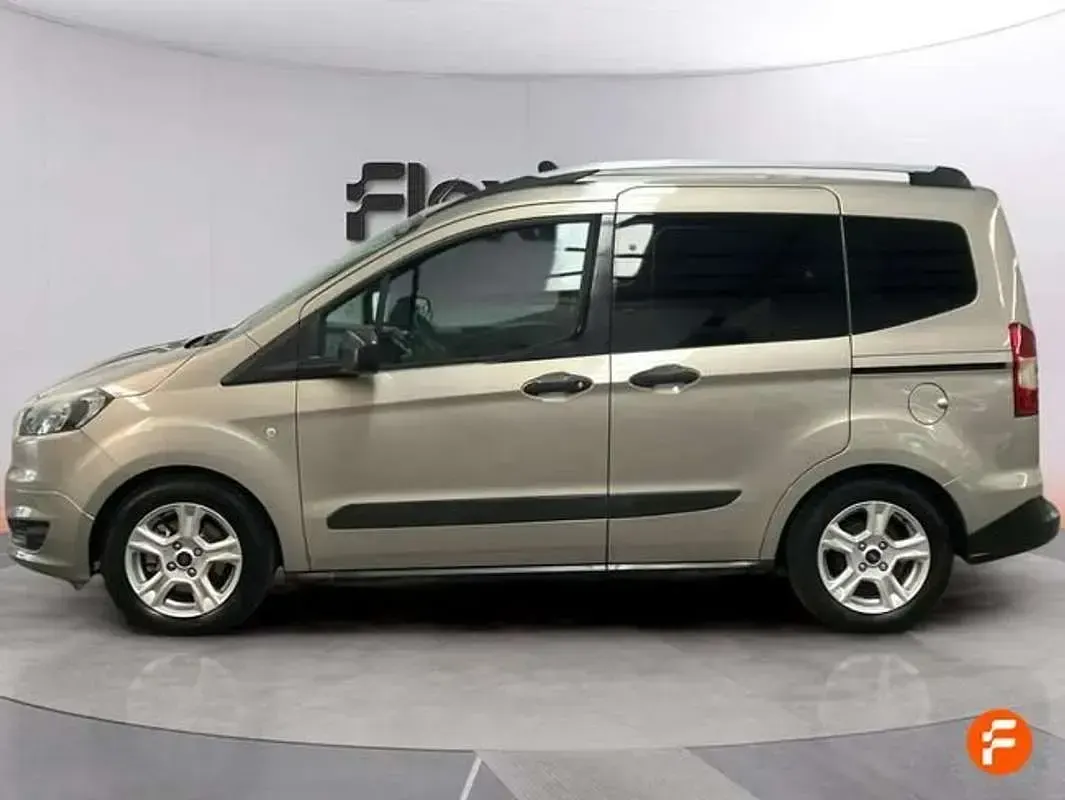 Usado Ford Tourneo Courier Trend 102 CV (75 kW) 2018 Amarillo Monovolumen