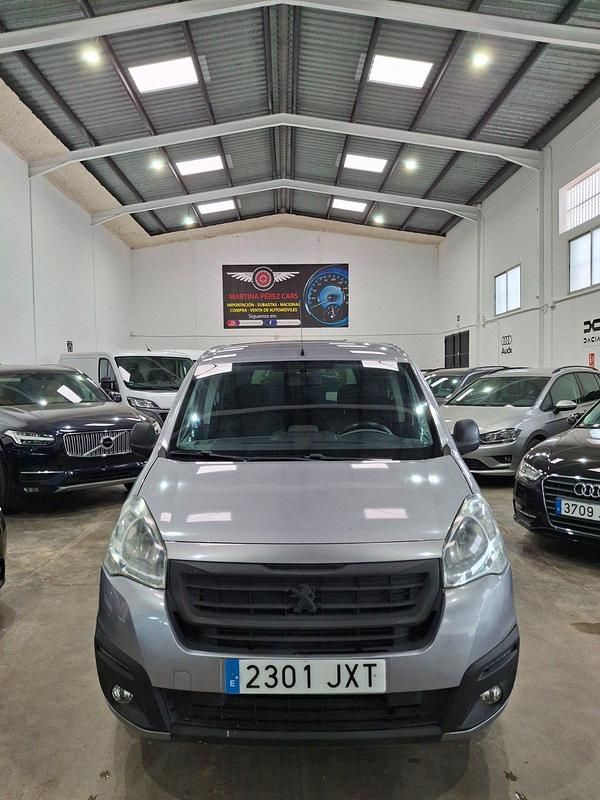 Usado Peugeot Partner Tepee Active 100 CV (73 kW) 2017 Gris Monovolumen