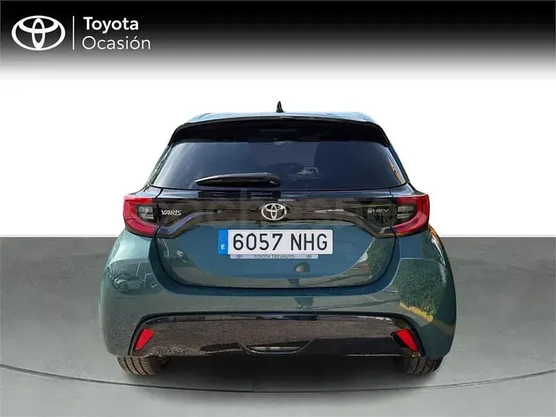 Usado Toyota Yaris Hybrid Style 116 CV (85 kW) 2025 Verde Berlina