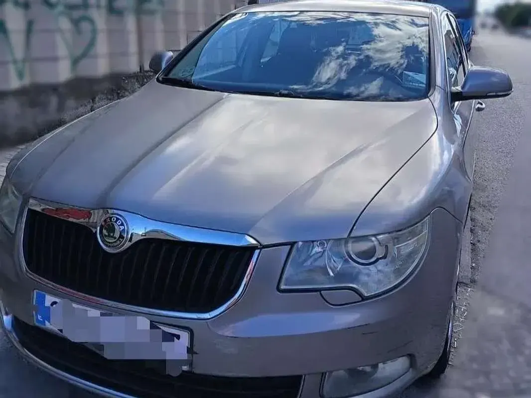 Usado Skoda Superb Elegance 140 CV (102 kW) 2009 Gris Berlina