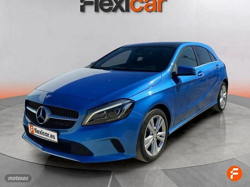 Usado Mercedes A180 Urban 109 CV (80 kW) 2016 Azul Berlina