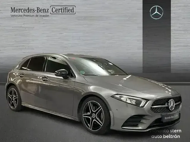 Usado Mercedes A180 AMG line 116 CV (85 kW) 2019 Gris / plata Berlina