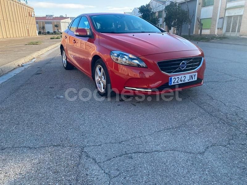 Rojo Usado 2017 Volvo V40 Kinetic Berlina | 11.499 € (Buen precio) - Imagen 1/4