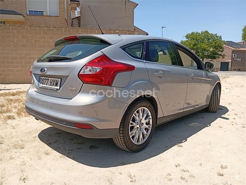 Usado Ford Focus Titanium 125 CV (91 kW) 2014 Gris / plata Berlina