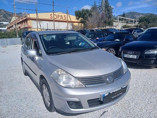 Usado Nissan Tiida Acenta 105 HP (77 kW) 2011 Cinzento