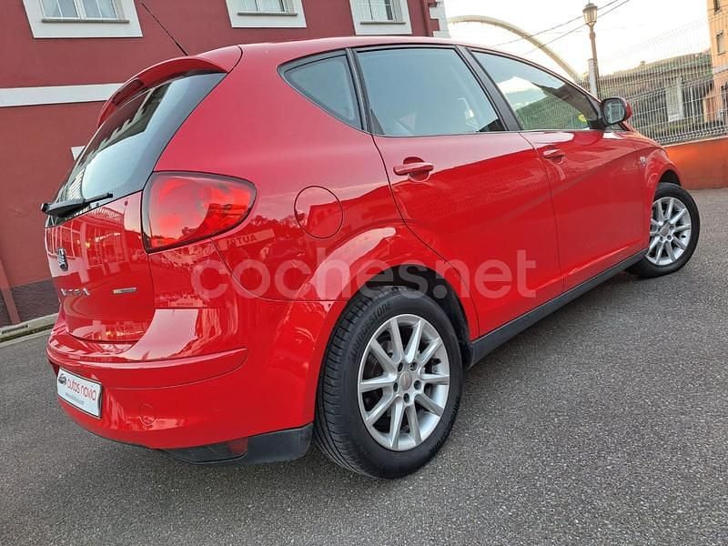 Usado Seat Altea Ecomotive 105 CV (77 kW) 2010 Rojo Monovolumen