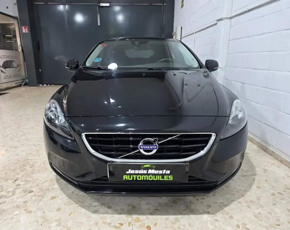 Usado Volvo V40 Momentum 120 CV (88 kW) 2015 Negro Utilitario