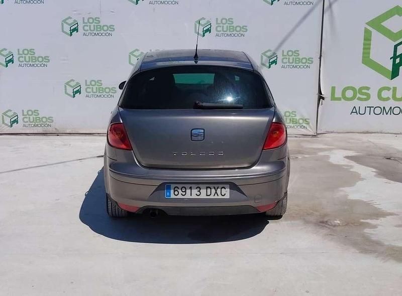 Usado Seat Toledo Sport 102 CV (75 kW) 2005 Gris Utilitario